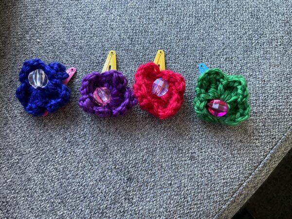Hair Clips decorated with flowers, crocheted with yarn